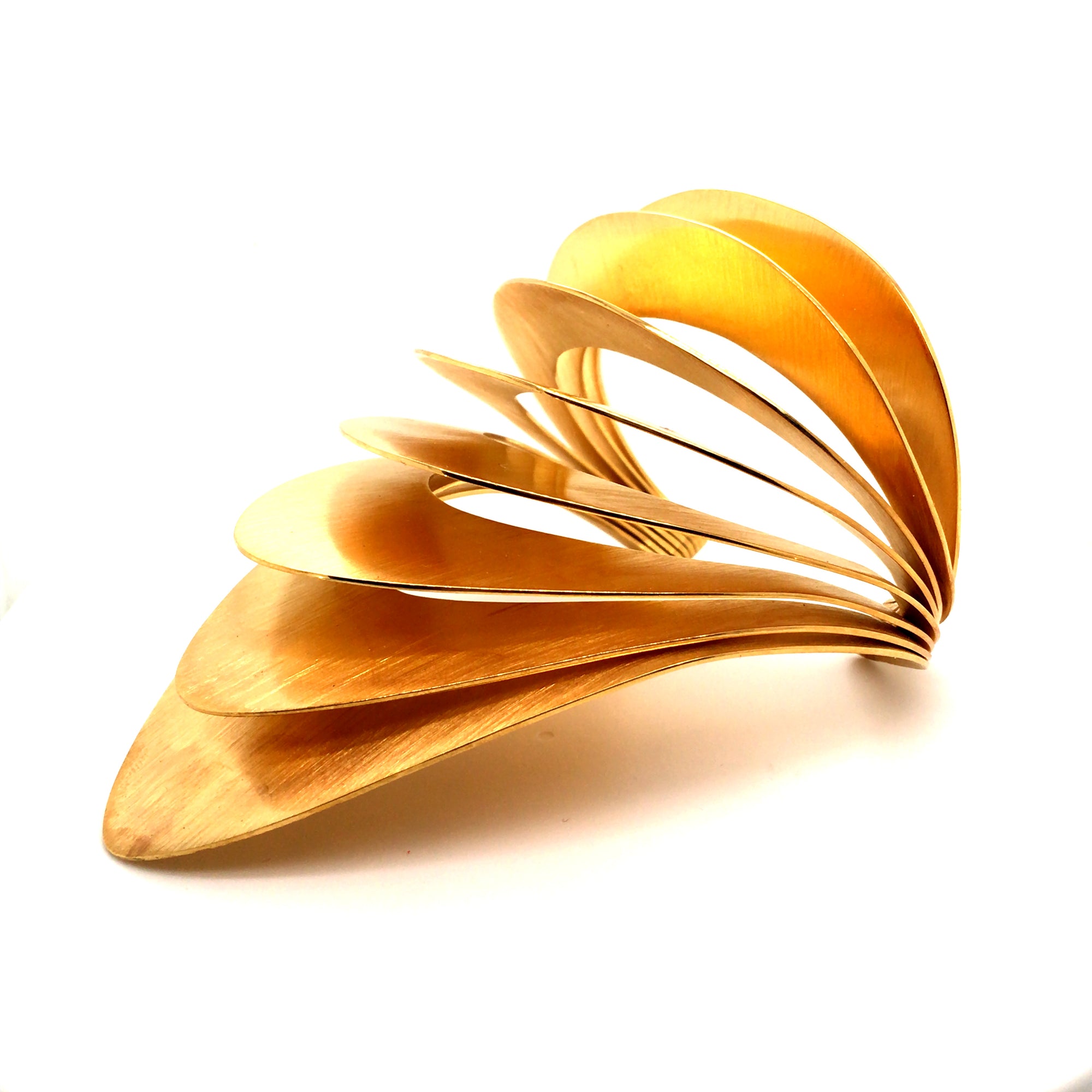 Bracelet "Distorsion" en or jaune brossé 18K créées spécialement pour l'actrice Sarah LAURENT pour la présentation du film "Un Autre Monde" de Stéphane BRIZÉ le 10 septembre 2021 à la 78ème Mostra de Venise Paris Design week